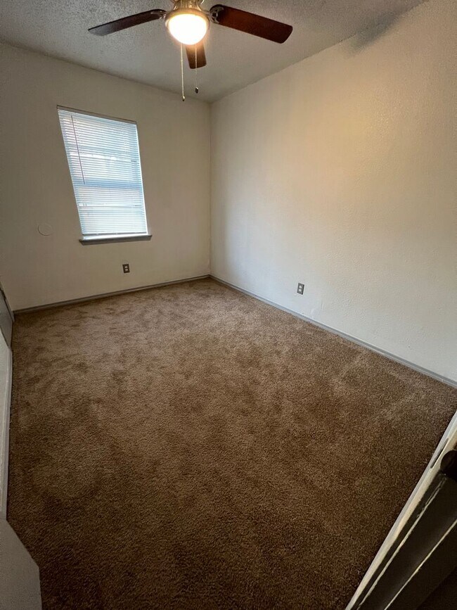 Building Photo - 4 Bed 1.5 Bath House, Total Electric with ...