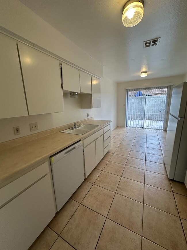 Building Photo - 471 Minnewawa Ave