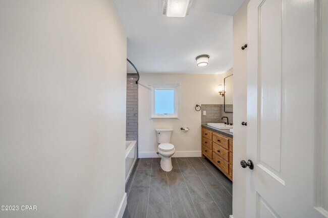Building Photo - 2316 W Beach Dr