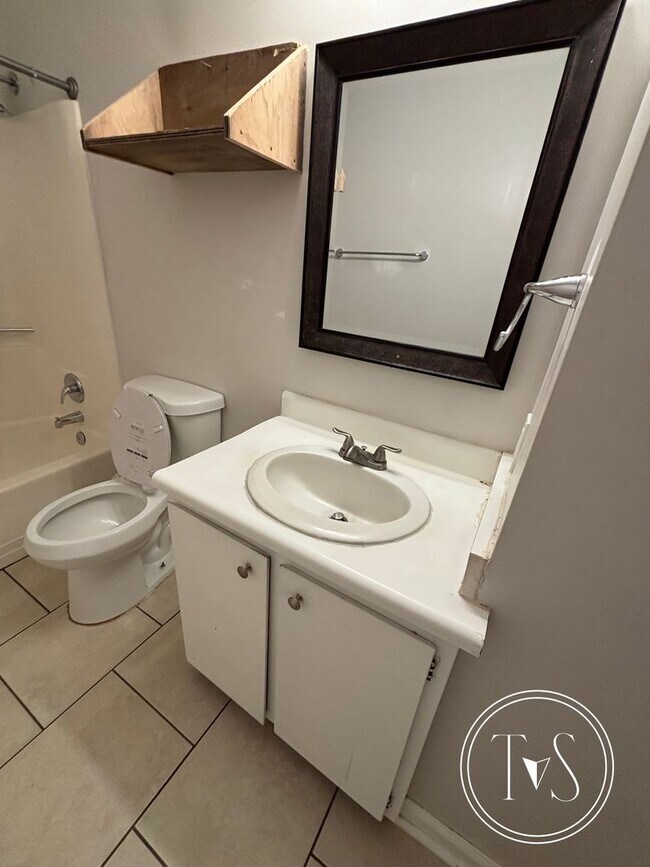 Building Photo - WINTER MOVE IN SPECIAL: 50% OFF 1st FULL MONTH'S RENT* and RATE DROP ALERT (was $1500/month)!