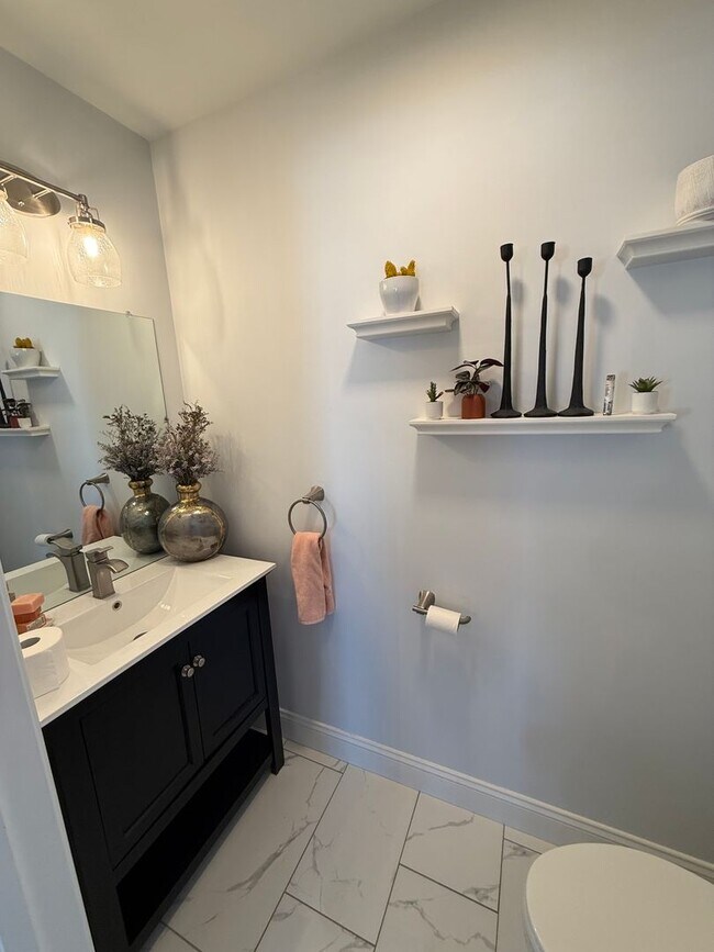 Building Photo - Luxury Duplex