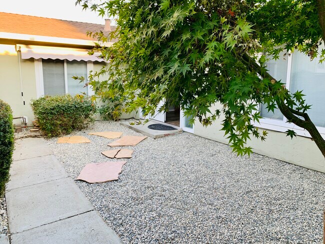 Building Photo - 964 E Evelyn Ave