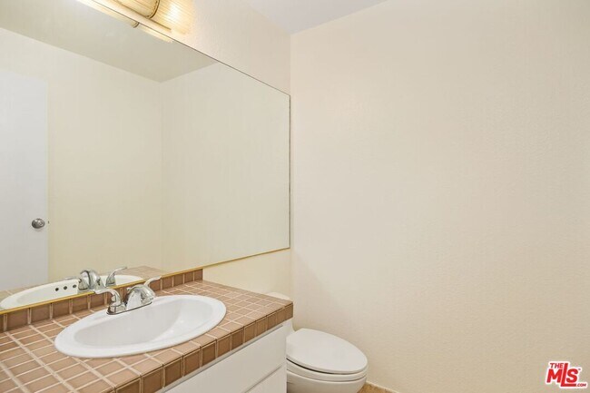 Building Photo - 1131 Alta Loma Rd