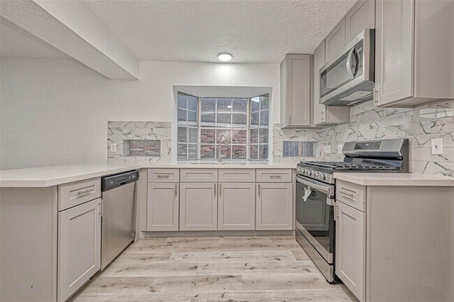 Building Photo - 9831 Orangevale Dr