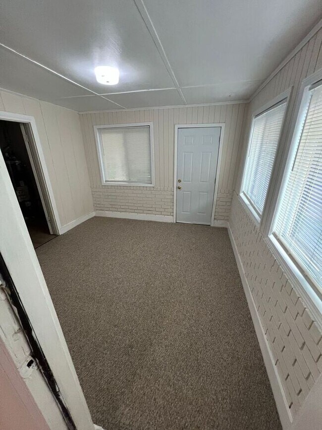 Building Photo - Finally 2 bedroom 1 bath ranch duplex available in Lawrenceville!!!
