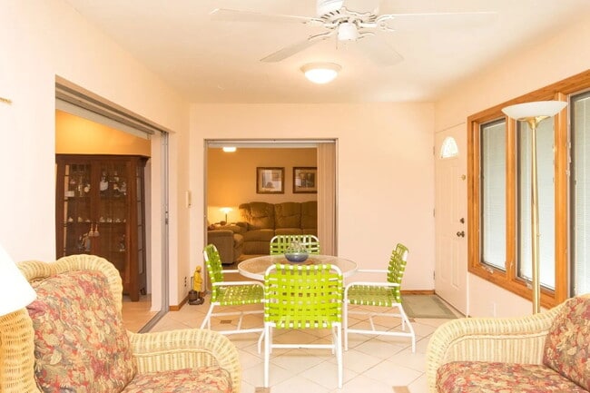 Building Photo - 423 Whispering Oaks Ct