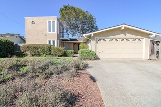 Building Photo - Unique Large Floor Plan for this 5 Bedroom...