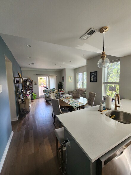 Building Photo - 1500 N American St