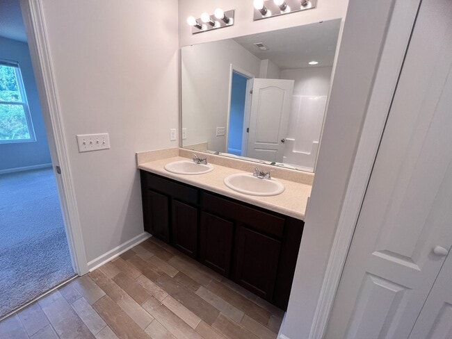 Building Photo - Gorgeous 3 bedroom, 2 1/2 bathroom two-sto...