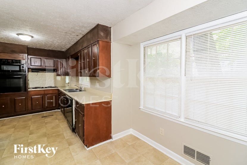Building Photo - 632 Bralorne Dr