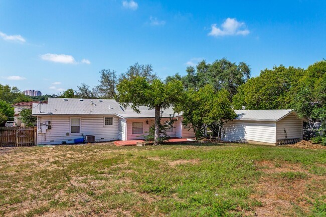 Building Photo - 313 Lilac Ln