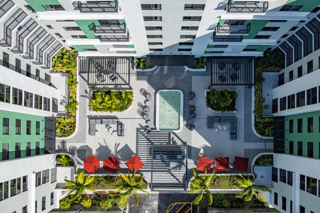 Courtyard/Outdoor Kitchen - Gallery Marti Park