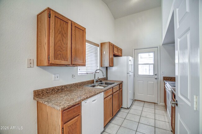 Building Photo - 815 E Calle Del Norte