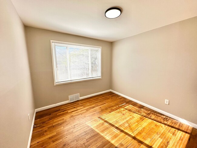 Building Photo - 2 Weeks FREE! Beautiful 2 Bed 1 Bath with ...