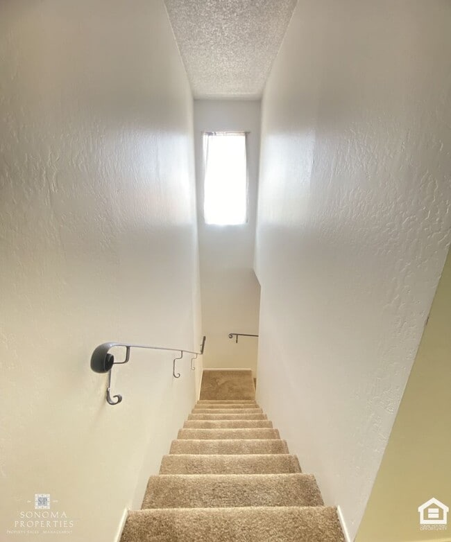Building Photo - Charming 2 Bed / 1.5 Bath Duplex in Sonoma!