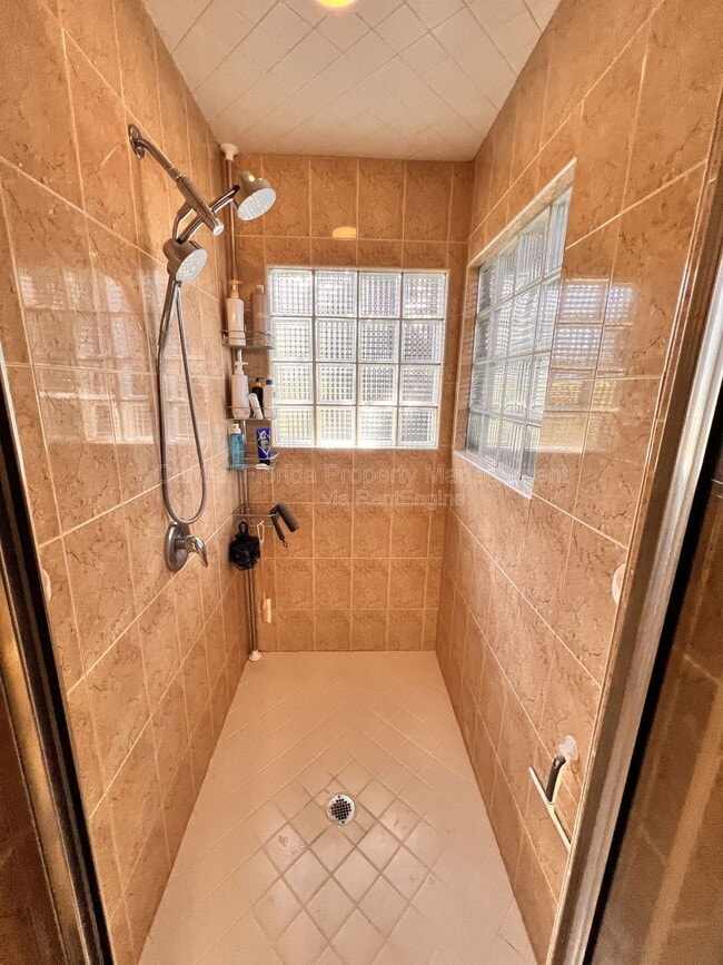 Building Photo - 750 Royal Palm Ct