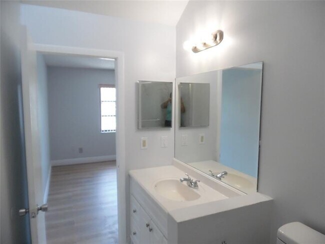 Building Photo - 4013 SW 68th Ln