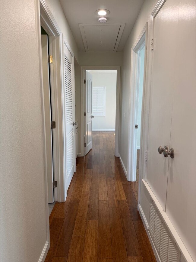 Building Photo - Very Private Carriage Unit Available Now!