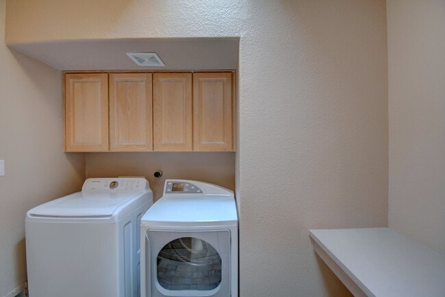 Building Photo - High Desert Custom Beauty 3 Bedroom 2 bath...