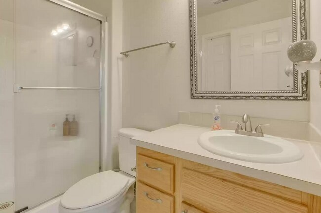 Building Photo - Lovely 3 bedroom Home in Pioneer Place!