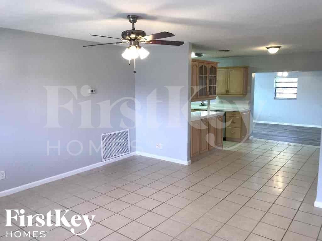 Building Photo - 1389 Meadowbrook Dr