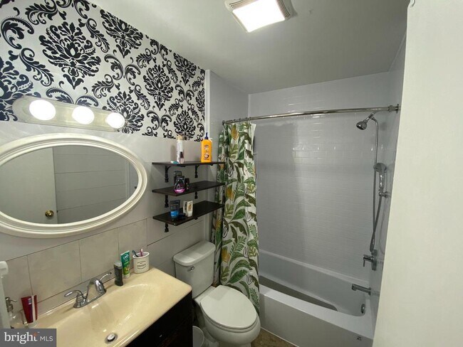 Building Photo - 3850 Woodhaven Rd