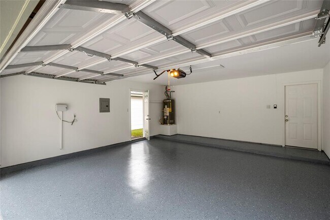 Building Photo - 910 McDaniel Dr