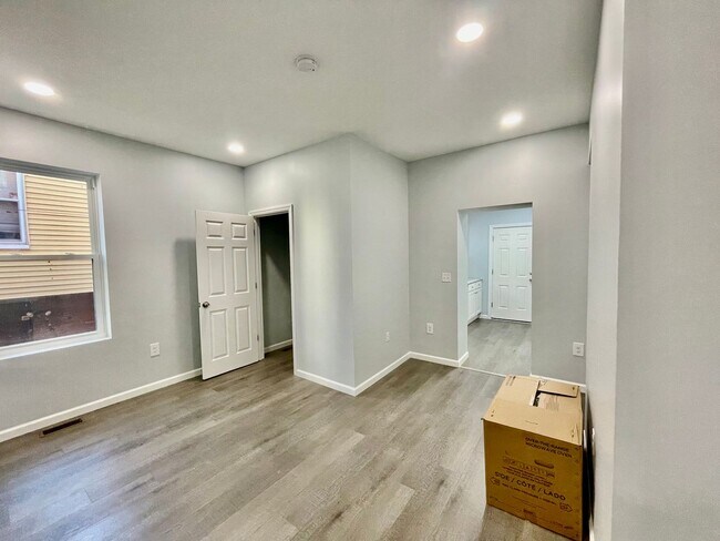 Building Photo - Bright and Updated 2 Bedroom 1.5 Bath House in Oakland