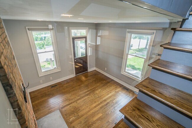 Building Photo - 160-162 E 3rd Ave