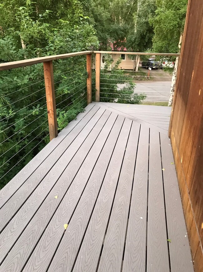 Building Photo - Spacious & centrally located 4 bed / 3 bath house FOR RENT