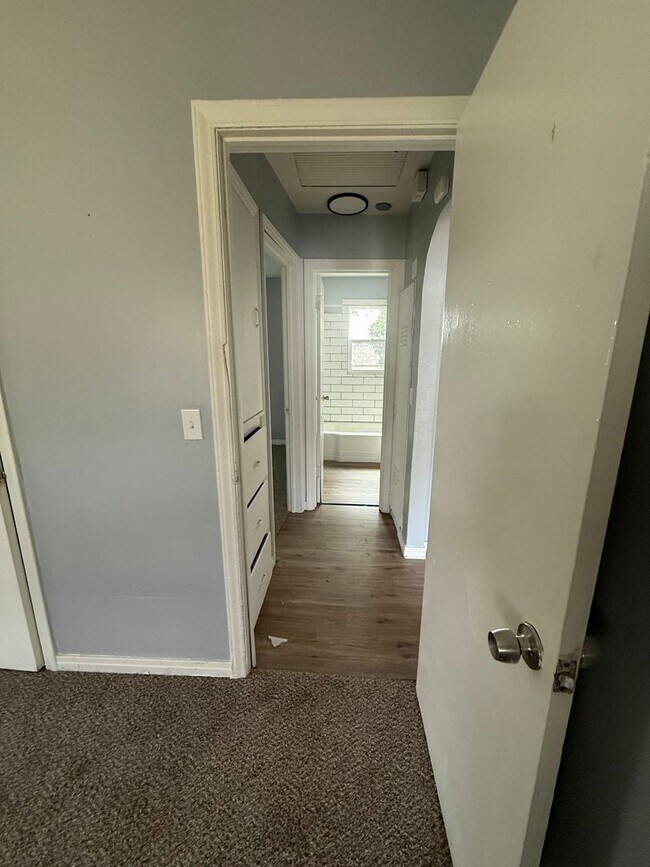 Building Photo - Darling 3 Bedroom in Nice Quiet Area