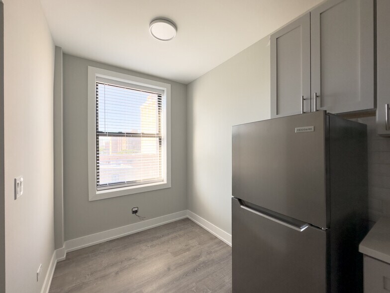 Building Photo - 545 W Belmont Ave