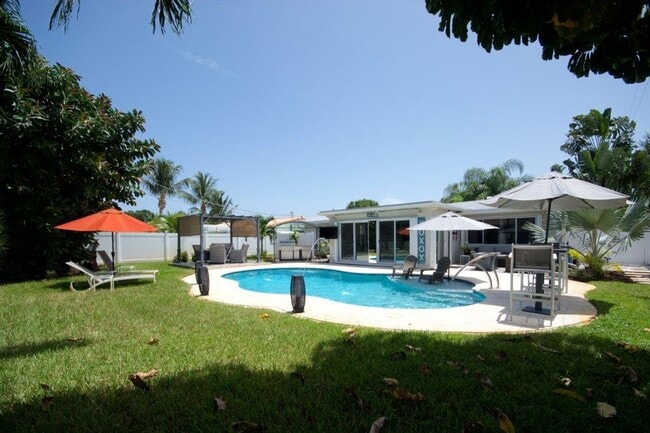 Building Photo - Step Into Sunshine: Modern Charm Meets Coa...