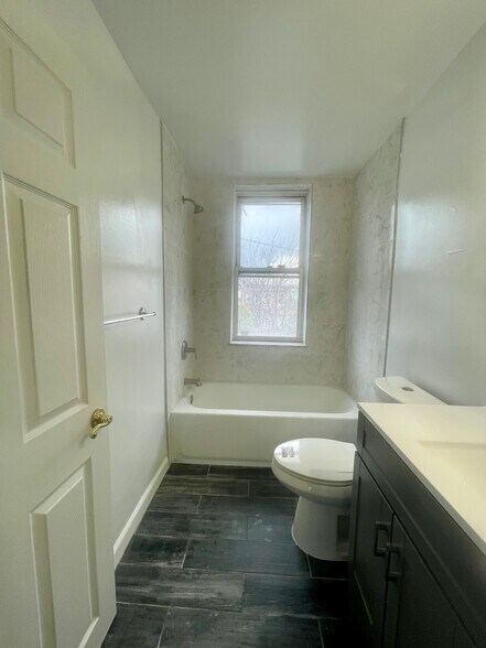 Building Photo - 3020 Kenyon Ave