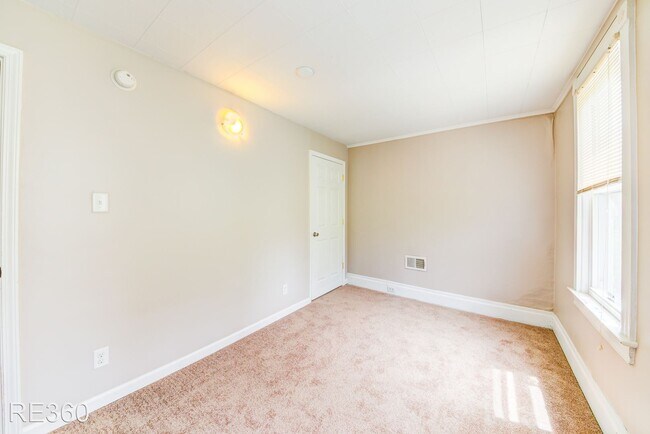 Building Photo - 4 br, 1 bath House - 1008 East Warrington ...