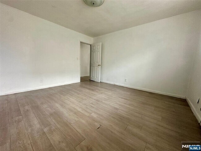 Building Photo - 530 Valley Brook Ave
