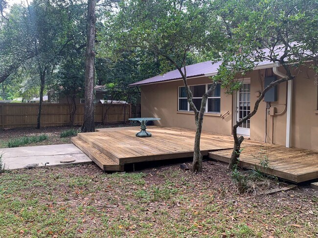 Building Photo - 3/2 House Walking Distance to UF & Law Sch...