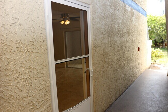 Building Photo - 1526 SE Royal Green Cir