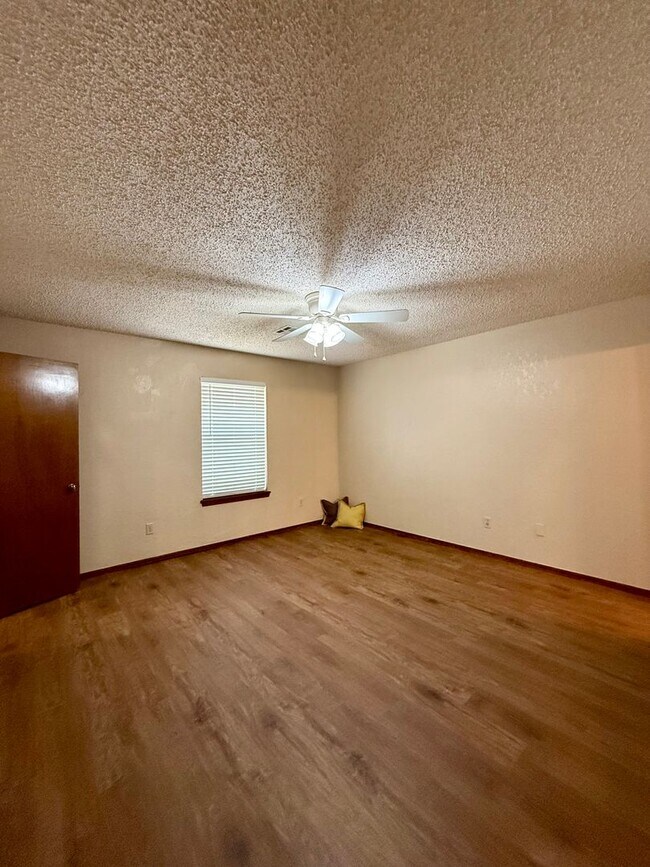 Building Photo - 1368 Cedarbrook Ln