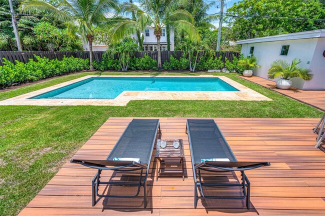 Building Photo - 549 NE 14th Ave