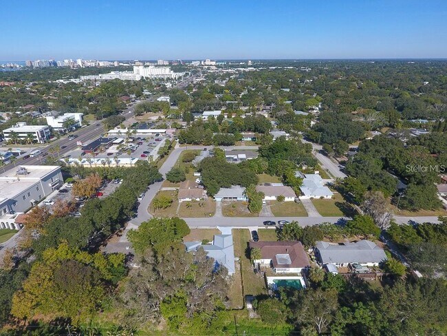 Building Photo - 2060 Sunnyside Pl