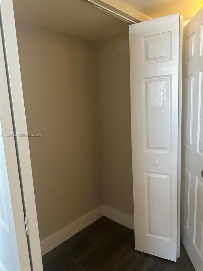 Building Photo - 6770 Indian Creek Dr