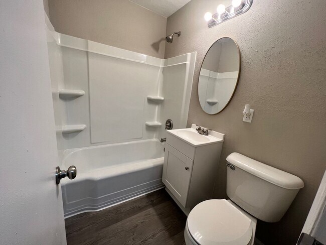 Building Photo - Completely updated 2 Bed/1 bath Home