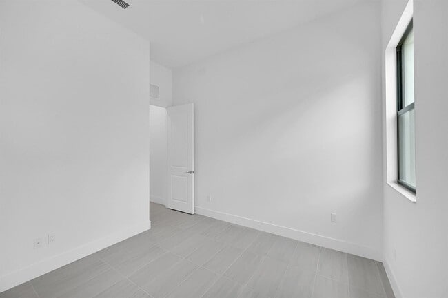 Building Photo - 13917 Vivant Dr