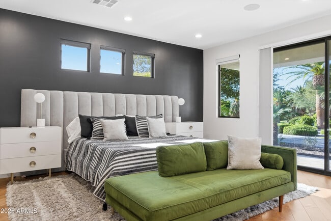 Building Photo - 4601 N Royal View Dr