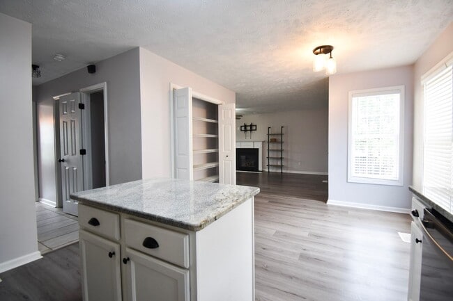 Building Photo - 135 Lenoir Dr