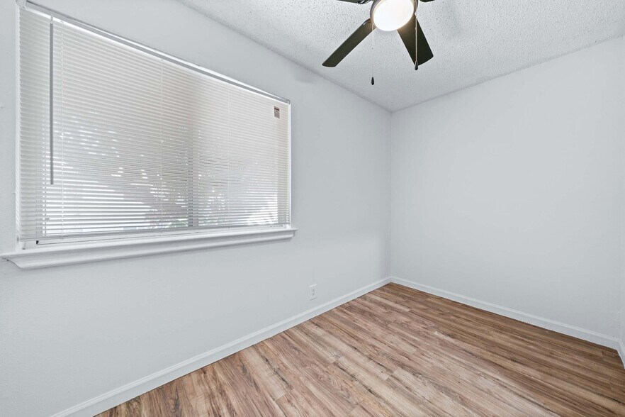 Building Photo - 9008 Galewood Dr