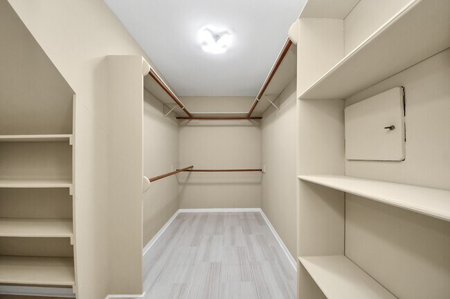 Building Photo - 5 Tiffany Square