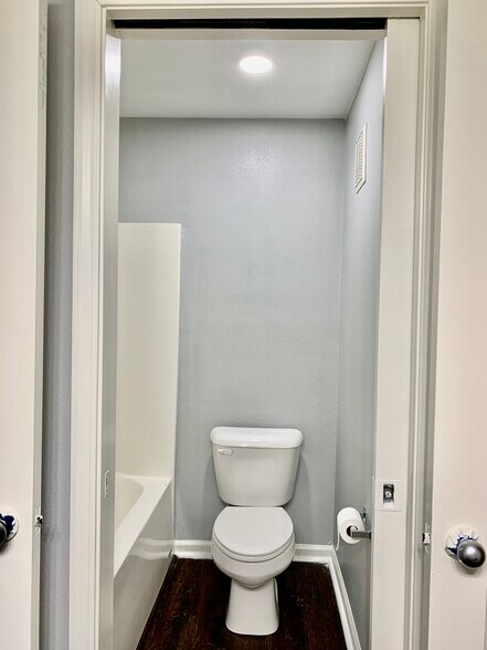 Building Photo - 857 Malabu Dr