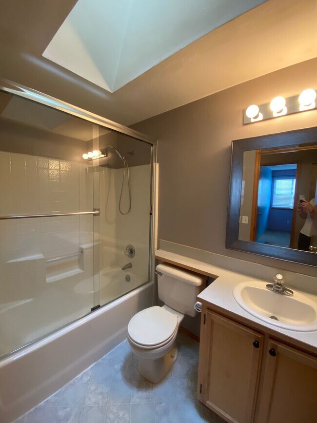 Building Photo - Charming 3 bed + bonus, 2 bath rambler - M...